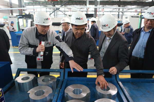 2017.4.18鏀垮崗-02010.jpg 甘肅省政協(xié)副主席黃選平一行蒞臨甘肅泓源麥迪邁智能停車有限責(zé)任公司檢查指導(dǎo)工作(圖3)