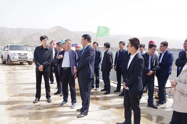 黃繼宗調(diào)研平?jīng)鲞^境車輛綜合服務(wù)中心一期(平?jīng)鍪兄行某潆娬荆╉椖拷ㄔO(shè)情況(圖2) 黃繼宗調(diào)研平?jīng)鲞^境車輛綜合服務(wù)中心一期(平?jīng)鍪兄行某潆娬荆╉椖拷ㄔO(shè)情況(圖2)