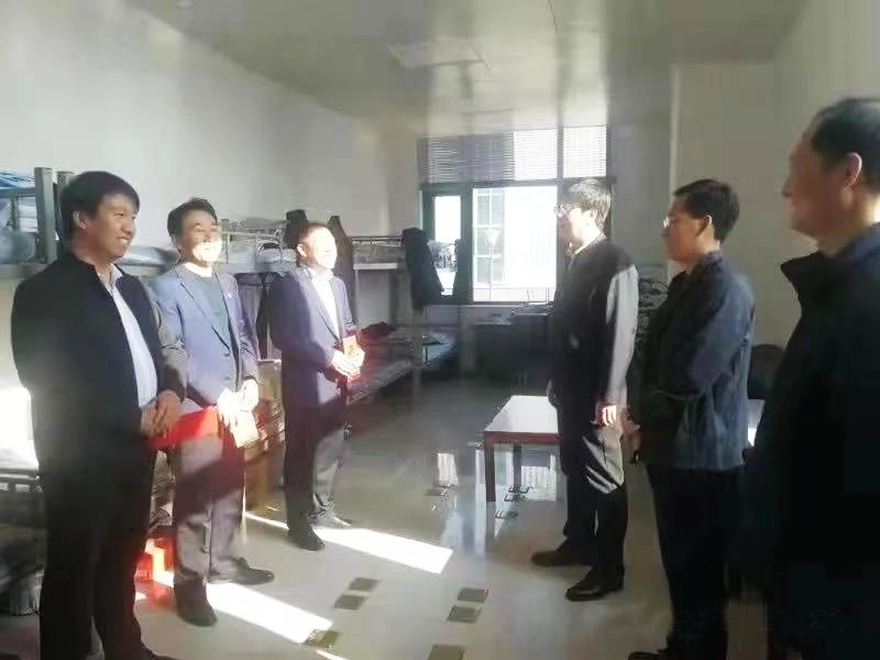 工業(yè)園區(qū)管委會(huì)、泓源公司慰問(wèn)園區(qū)機(jī)關(guān)保安門衛(wèi)等一線人員(圖2)