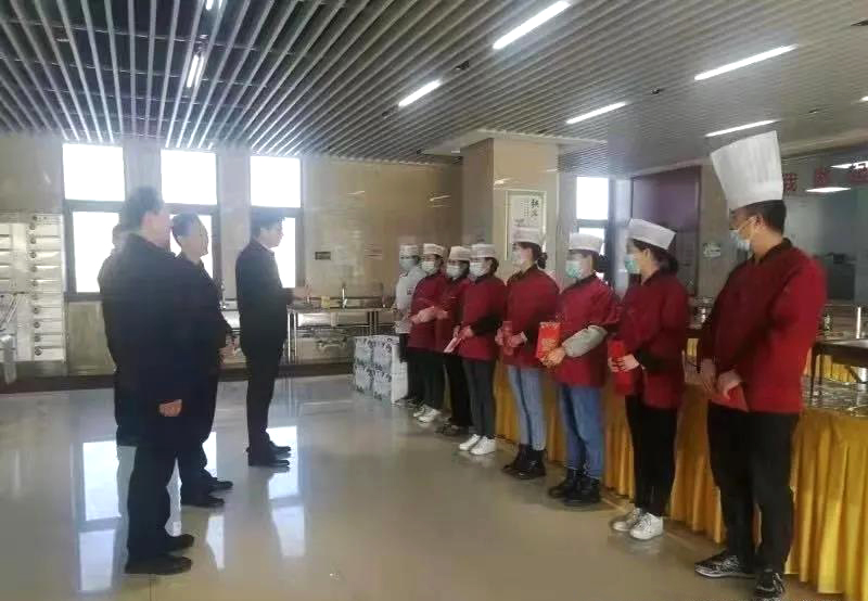 工業(yè)園區(qū)管委會(huì)、泓源公司慰問(wèn)園區(qū)機(jī)關(guān)保安門衛(wèi)等一線人員(圖3)