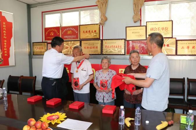 走訪慰問老黨員 深入實際學黨史—— 市政府國資委慰問泓源公司老黨員、困難黨員(圖2)