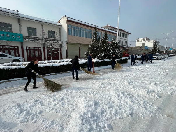 文明創(chuàng)建我先行——市產(chǎn)投集團(tuán)深入創(chuàng)城包抓村社開展清掃積雪志愿服務(wù)活動(dòng)(圖2) 文明創(chuàng)建我先行——市產(chǎn)投集團(tuán)深入創(chuàng)城包抓村社開展清掃積雪志愿服務(wù)活動(dòng)(圖2)