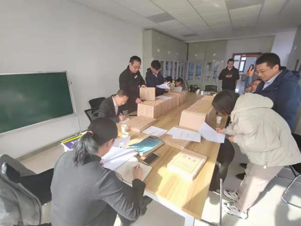 平?jīng)龉I(yè)園區(qū)東二路等三條道路工程順利通過行政驗收(圖2) 平?jīng)龉I(yè)園區(qū)東二路等三條道路工程順利通過行政驗收(圖2)